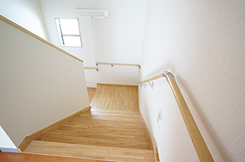 ひまわり福祉会「グループホーム真樹園」広い階段